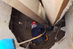 Pompierii se luptă pentru a salva un bărbat rămas captiv într-o fântână