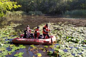 FOTO Pompierii au scos mizeria din Lacul cu nuferi de la Ipoteşti