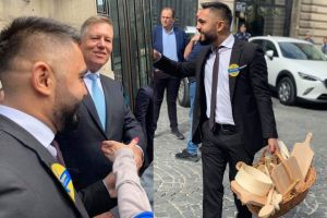 Un tânăr din Ciocănari, prezenţă inedită în momentul lansării candidaturii lui Iohannis