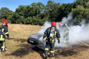 Maşină în flăcări la Cristian