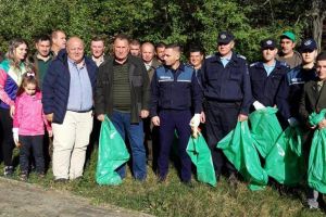 FOTO. Poliţiştii sătmăreni au strâns gunoaiele din pădure, alături de alţi voluntari
