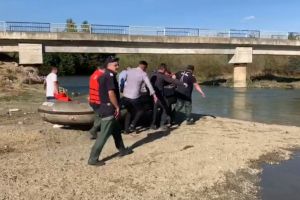 Căutările copilului dispărut continuă şi în albia Dâmboviţei