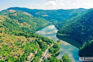 FOTO, VIDEO. Turist pe Valea Frumoasei, printre peisaje de o frumuseţe tulburătoare, în raiul descris în povestirile lui Sadoveanu