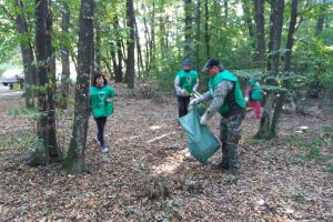FOTO Angajaţii Direcţiei Silvice au curăţat de gunoaie pădurile din Botoşani