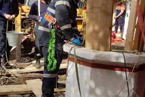 Bărbatul rămas captiv într-o fântână a fost scos de pompieri şi se află în stare bună
