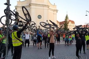 Sute de orădeni la Critical Mass, pentru a promova sănătatea şi siguranţa în trafic (FOTO / VIDEO)