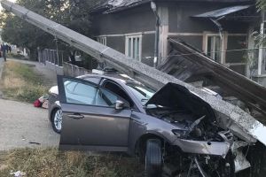 Maşină intrată într-un stâlp la Josenii Bârgăului. O femeie a ajuns la spital