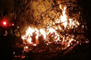 FOTO – Incendiu la Richiş – Treizeci de iepuri, douăzeci de găini şi un câine, au pierit în flăcări