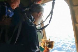 VIDEO Preoţii au aruncat din avion apă sfinţită peste un oraş ca să-l vindece de „beţie şi preacurvie”