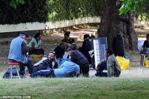 Tabara de romi din centrul Londrei, distrusa de politie: Televizoare plate si alte bunuri furate, gasite in corturi