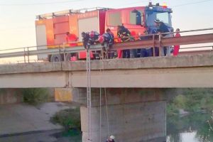 Accident rutier la Moviliţa. S-a răsturnat cu autoutilitara într-un canal cu apă