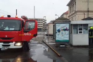 Incendiu în Gara din Satu Mare. Pompierii intervin cu două autospeciale