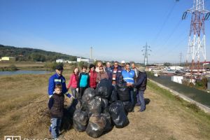 300 de saci cu deşeuri, strânse de pe cursul apelor, de voluntarii SGA Suceava