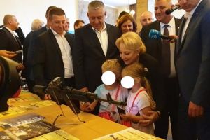 Viorica Dăncilă şi-a făcut selfie cu două fetiţe, în faţa unei puşti de asalt!