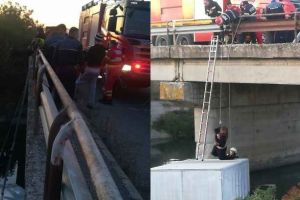 FOTO| Un şofer a stat IZOLAT pe capotă aproape 10 ore, după ce a căzut cu autoutilitara într-un canal