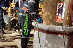 FOTO Bărbat din Botoşani prins sub pietre, într-o fântână. A fost dus de urgenţă la spital