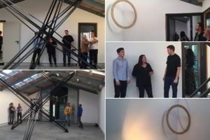 FOTO. Radu Cioca, unul dintre cei mai bine cotaţi artisti plastici români, expune la Hangar F, în Alba Iulia: Simbolul obeliscului şi coloana infinitului, reinterpretate