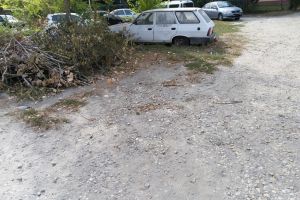 Constanteanul suparat:  Un teren semi-viran din Tomis Nord eliberat de garaje, parloaga pana cand proprietarul isi va construi blocul“ (galerie foto)