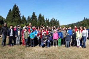 Peste 200 de covăsneni au făcut  „Mişcare pentru un mediu curat”   Perimetrele forestiere au rămas „mai sărace” cu peste 3 tone de deşeuri