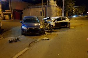 Constanta. Accident rutier in aceasta noapte. Masinile s-au facut praf. Un tanar a fost ranit