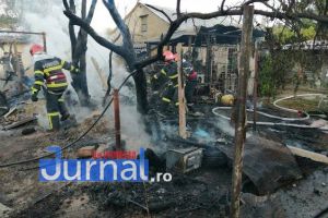 FOTO: Flăcările au făcut prăpăd la Mărtineşti. Trei locuinţe afectate de incendiu