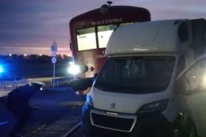 FOTO Autovehicul lovit de tren, în această dimineaţă, la Braşov