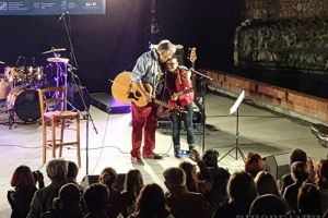 Festivalul de Folk: Mircea Vintilă a cântat alături de Andrei, un băieţel de 11 ani din Oradea (FOTO / VIDEO)
