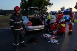 FOTO Tragedie! O tânără de 25 de ani a murit, iar alte şapte persoane au fost rănite după ciocnirea a trei maşini