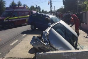 FOTO Accident cu o victimă pe drumul Botoşani- Suceava. Un bărbat din Botoşani a ajuns cu maşina în şanţ. Poliţiştii s-au crucit când au văzut cât era de beat