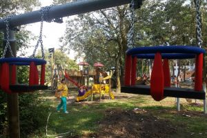 Loc de joacă nou pe Aleea Șelimbăr, după ce vechea locaţie a fost demolată