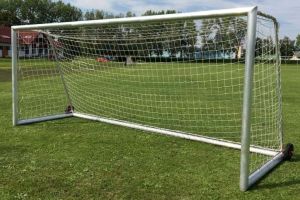 Copil de 9 ani, din Rădeşti, rănit GRAV la cap. S-a căţărat pe o poartă de fotbal şi a căzut odată cu aceasta