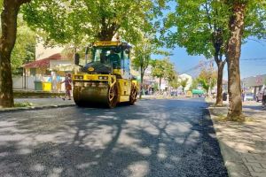 Un ochi plânge. Încă o stradă din Bistriţa proaspăt asfaltată a fost spartă (VIDEO)