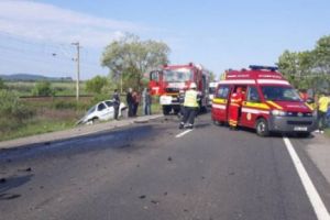 Accident grav, cu 5 masini, la Loloiasca. In urma impactului, a luat foc vegetatia de pe marginea drumului