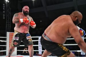 Gala Colosseum de la Oradea: Sandu Lungu l-a culcat de mai multe ori la podea pe „Indianul nebun” (FOTO / VIDEO)