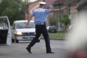 Poliţiştii au oprit în trafic un autoturism care se deplasa sinuos pe strada Săvenilor. Ce au constatat!