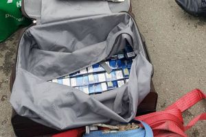 Femeie de 40 de ani, prinsă cu 12 pachete de ţigări. S-a ales cu dosar penal