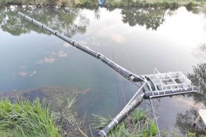 Barieră pentru gunoaie: Doi IT-işti din Oradea au montat pe Crişul Repede un utilaj care curăţă flacoanele din râu (FOTO / VIDEO)