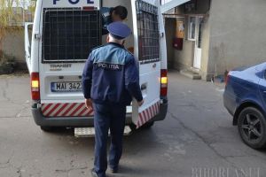 Tânăr de 18 ani, arestat, după ce a tâlhărit cinci copii într-un parc din Oradea