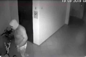 VIDEO ȘTIREA TA: Cărucior de copii şi tricicletă, sustrase din scara unui bloc din Alba Iulia. Imagini surprinse de camera de supraveghere