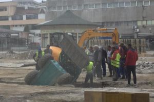 Incident neplăcut pentru echipa de muncitori care renovează Platoul Prefecturii