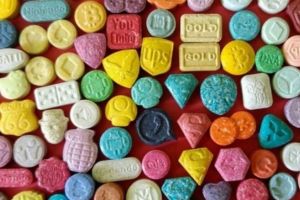 O femeie şi-a comandat două rochii dintr-un magazin online – A primit droguri de jumătate de milion de euro