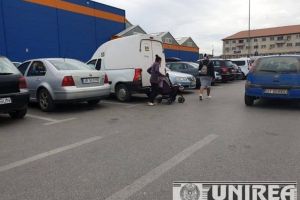 FOTO STIREA TA. Cerşetori agresivi în parcarea de la Dedeman: Injurii aduse cetăţenilor care nu dau nimic de pomană