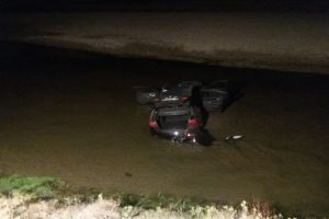 O maşină a plonjat în Vedea, aproape de podul de la Mavrodin/ Un bărbat a rămas încarcerat