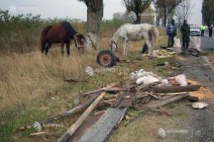 Opt persoane aflate într-o căruţă, rănite într-un accident rutier
