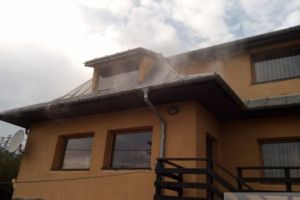 Acoperişul unei case şi o anexă au luat foc, aseară, în Sânpetru