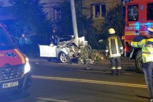 FOTO, VIDEO. Accident MORTAL, pe Șoseaua Alba Iulia, din Sibiu: Tânăr de 19 ani DECEDAT, după ce pierdut controlul asupra direcţiei de deplasare şi a intrat într-un stâlp, pe contrasens