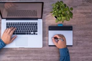 Doi români au descoperit o vulnerabilitate globală şi au fost premiaţi de Apple