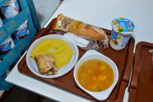Masă caldă pentru elevii unei şcoli gimnaziale din Arad (FOTO)