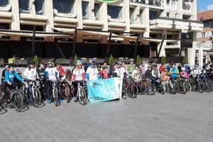 Paradă a cicliştilor pe străzile Sucevei, cu 75 de participanţi