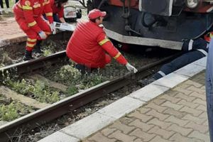 A scăpat cu viaţă deşi a ajuns sub locomotiva unui tren
